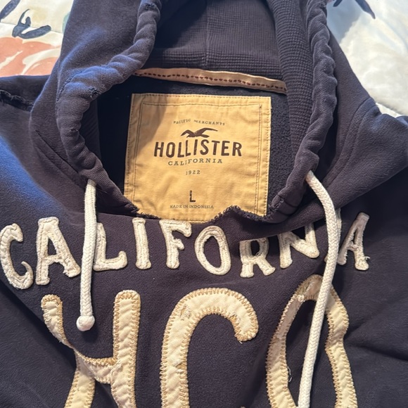 Hollister Sweatshirt - Picture 2 of 3
